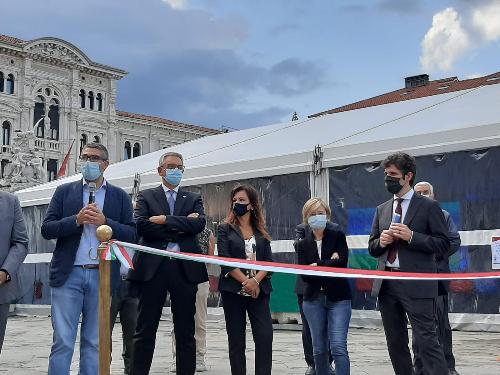 L'assessore regionale alle Autonomie locali Pierpaolo Roberti (primo a sinistra nella foto) all'inaugurazione di Trieste Next